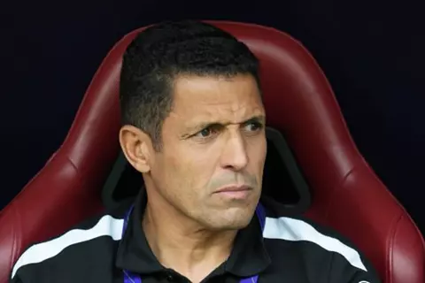 رسميًا.. الحسين عموتة مديرًا فنيًا للجزيرة الإماراتي